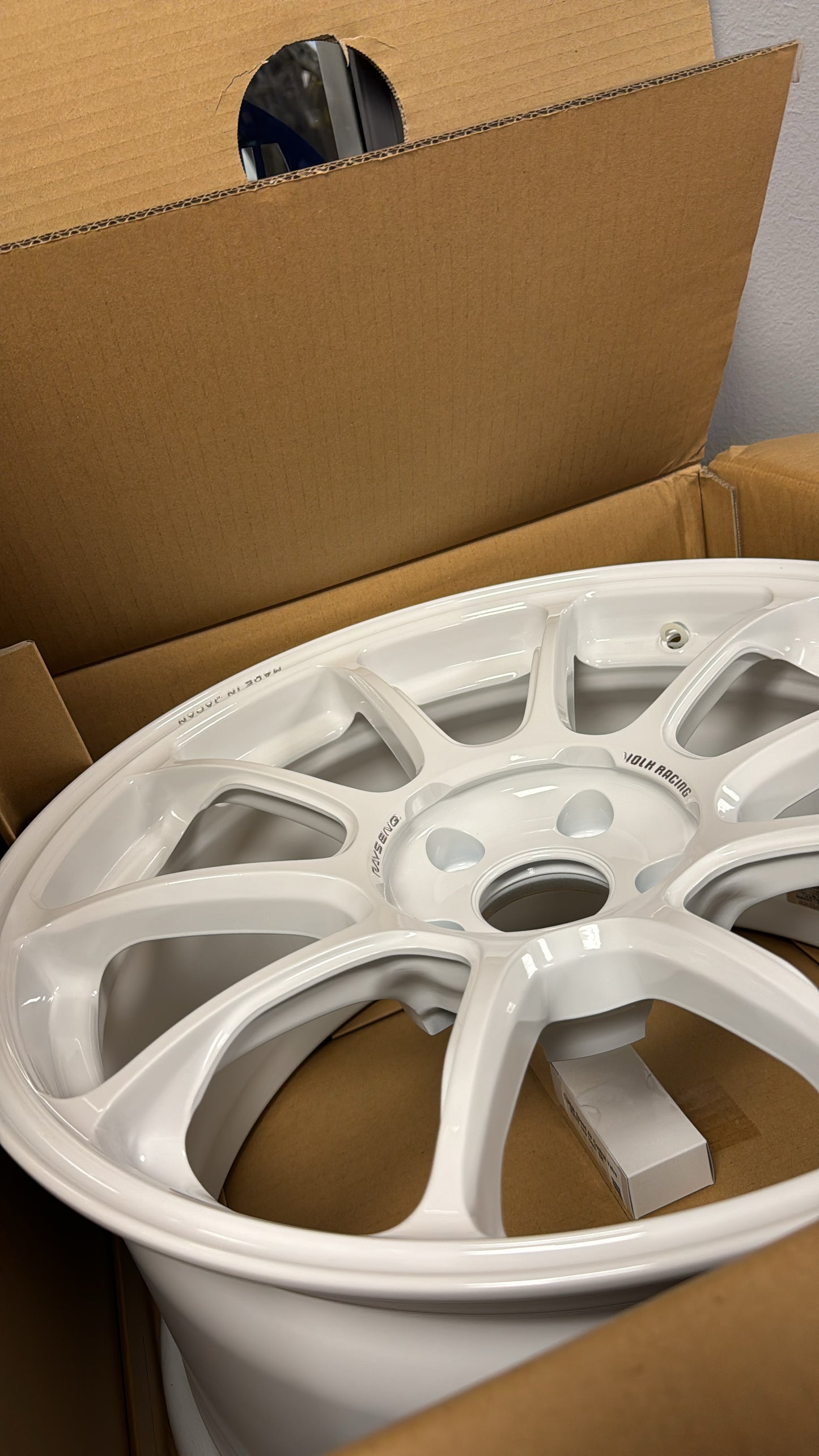 Volk Racing ZE40 18x9.5 +38mm 5x114.3 Dash White